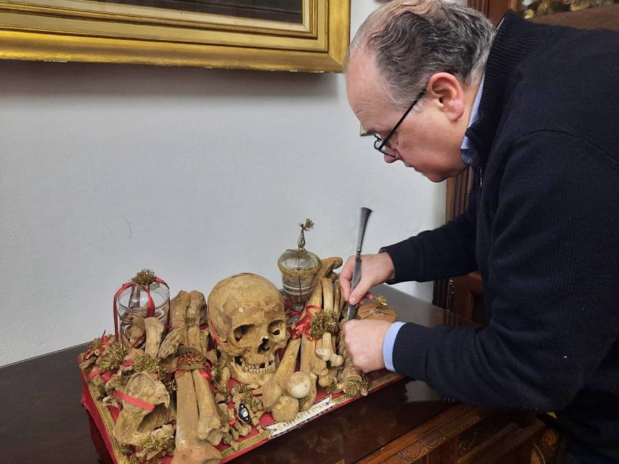 Il diacono Alessandro Bicchi con le reliquie di San Papia