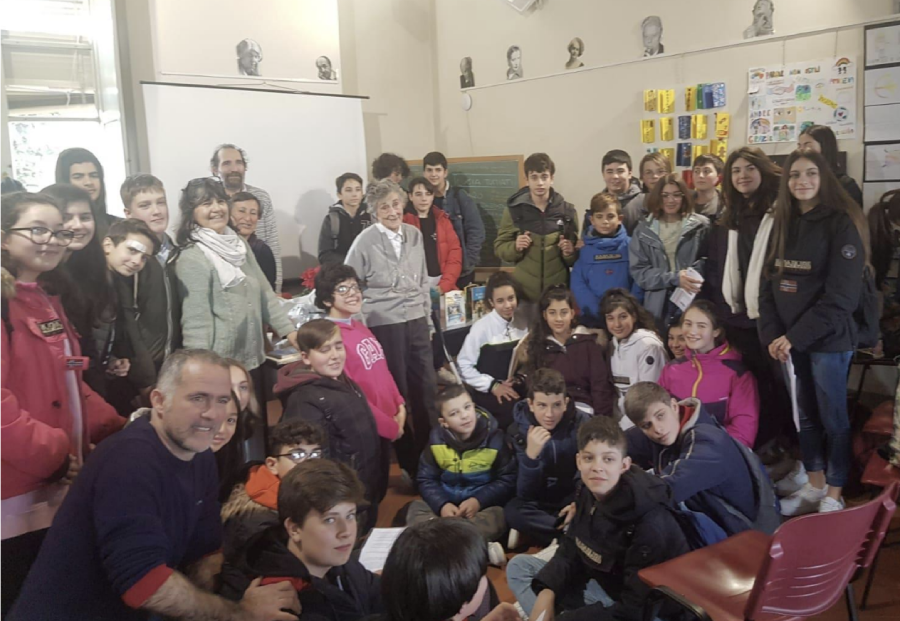 Gli studenti con la partigiana e scrittrice Lucia Tumiati