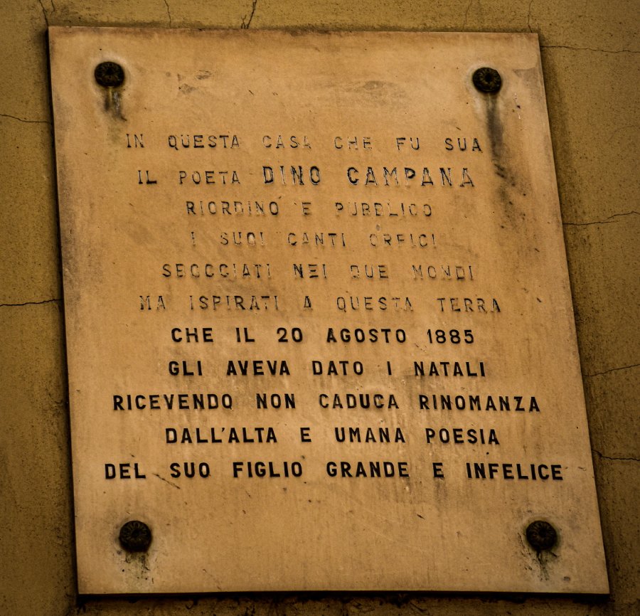 La targa affissa alla casa