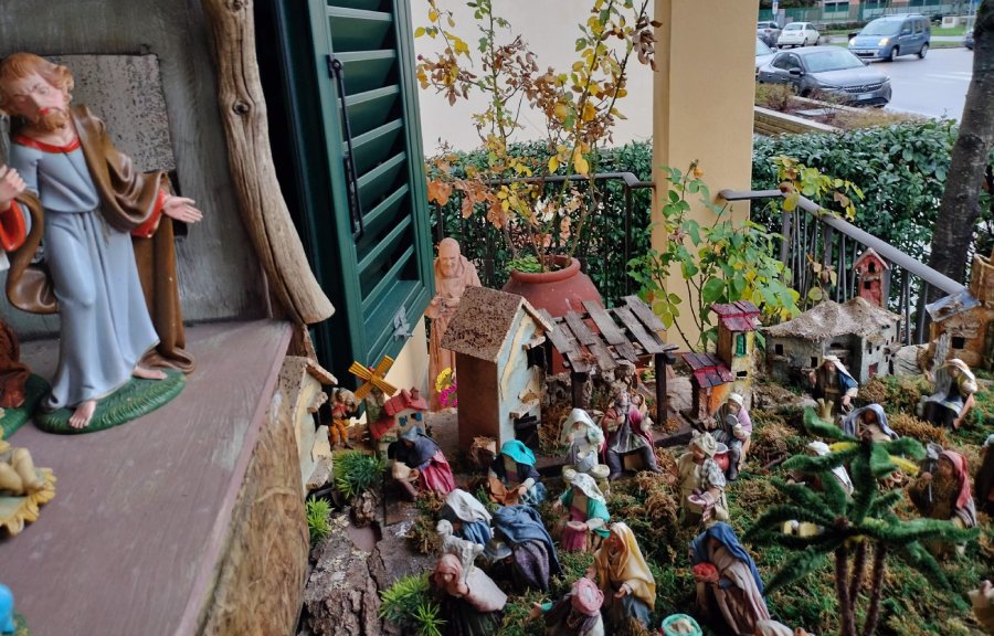 Il presepe realizzato dalla famiglia Manfriani di Borgo San Lorenzo, in piazza Martiri della Libertà