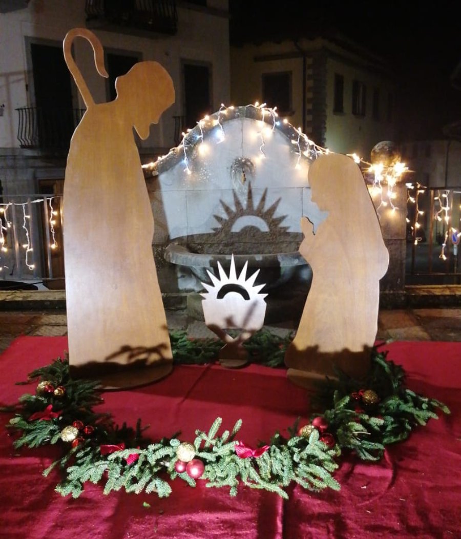Il presepe allestito in piazza a San Godenzo
