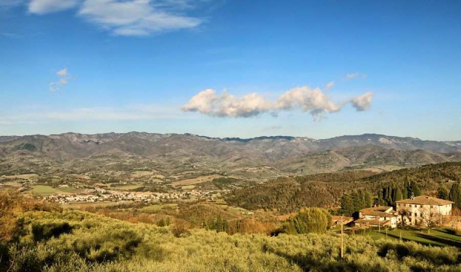 La borgata di Vicchio e l'Appennino in una veduta da Monte Giovi