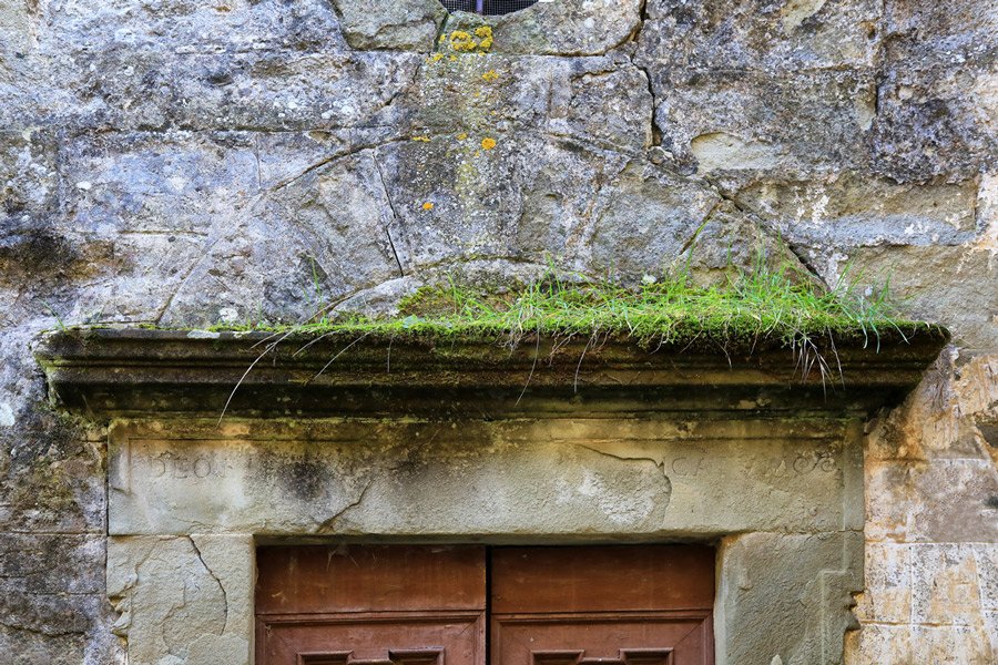 Architrave sul portale d'ingresso alla chiesa