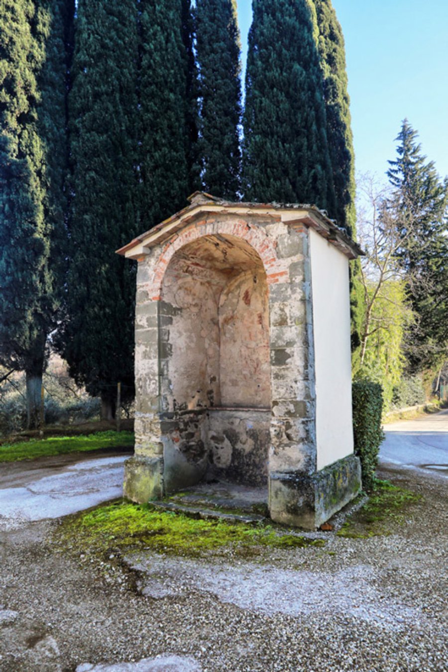 Il tabernacolo all'ingresso di Villa Roti