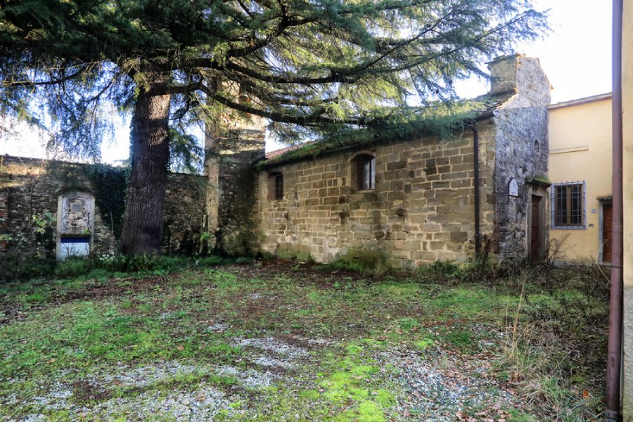 San Romolo, il cortile davanti alla chiesa
