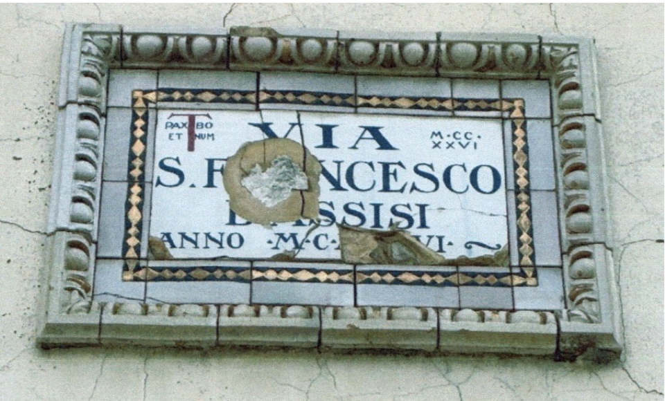 La targa prima del restauro
