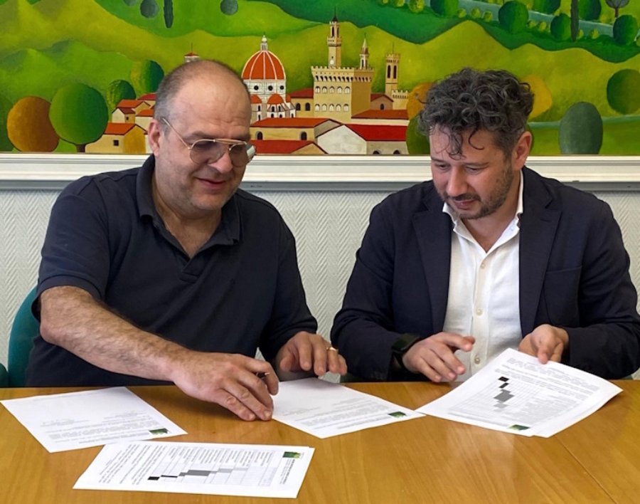 Il momento della firma. Da sinistrea Daniele Farnetani e Tommaso Triberti