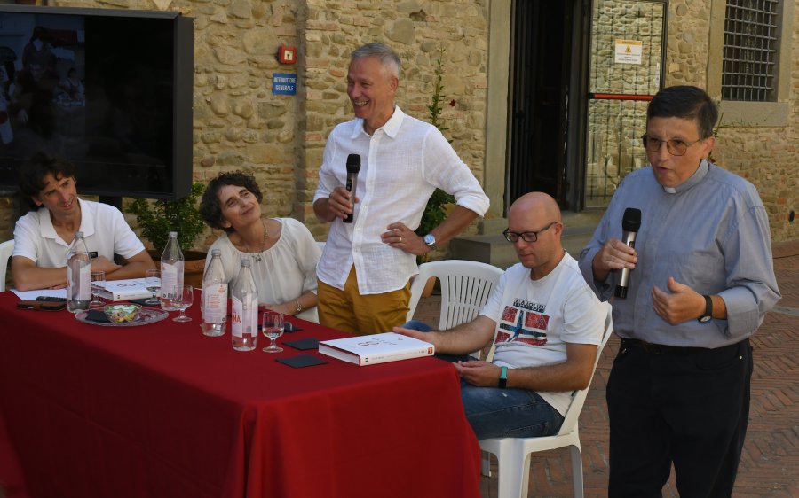 Un momento della presentazione. A destra don Antonio Cigna